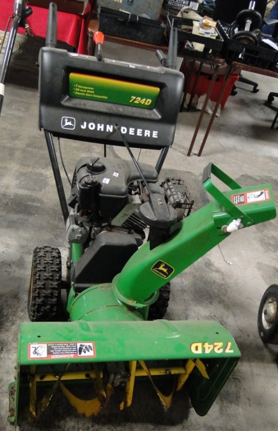 204: John Deere snow blower model 724D, 7 hp, 24 clear ...