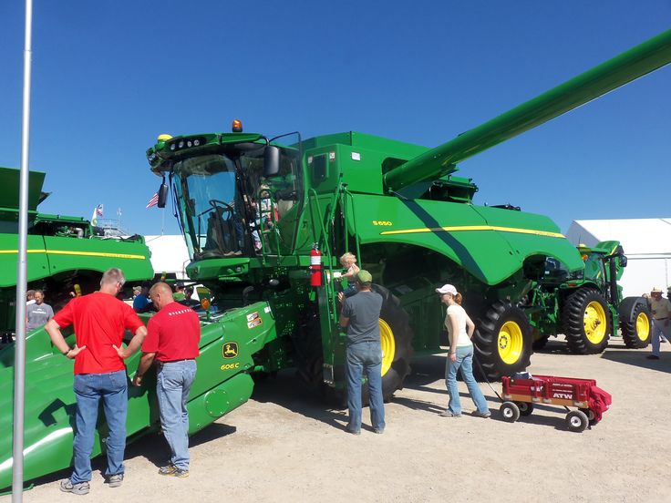 Farmers looking over new John Deere S650 combine,250 bushels.Deere.com ...