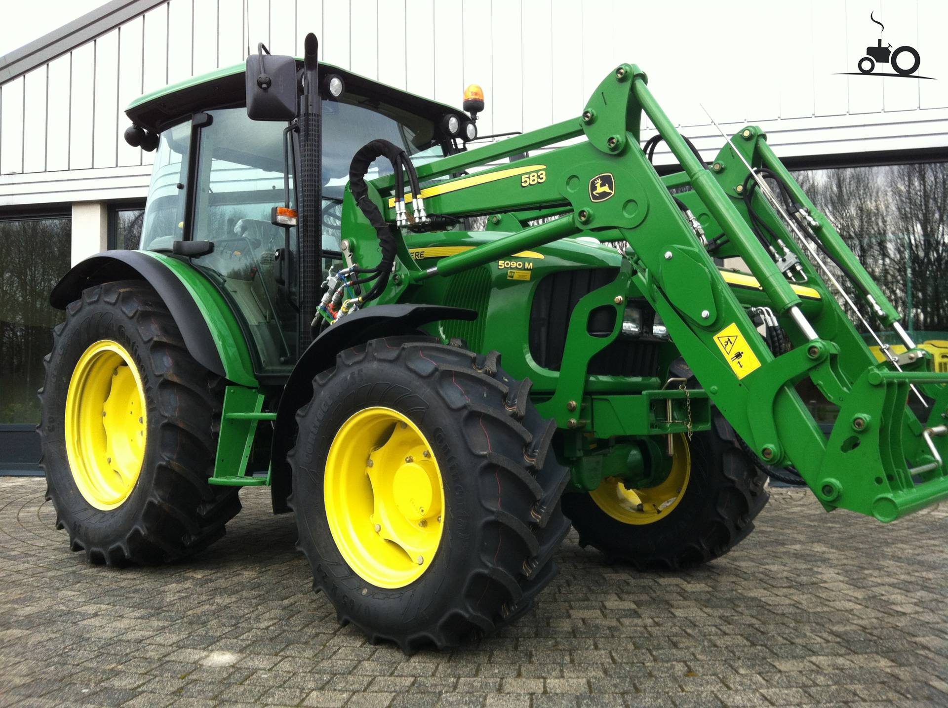 John Deere 5090M van KraakmanReyneveld Druk bezig met poseren..