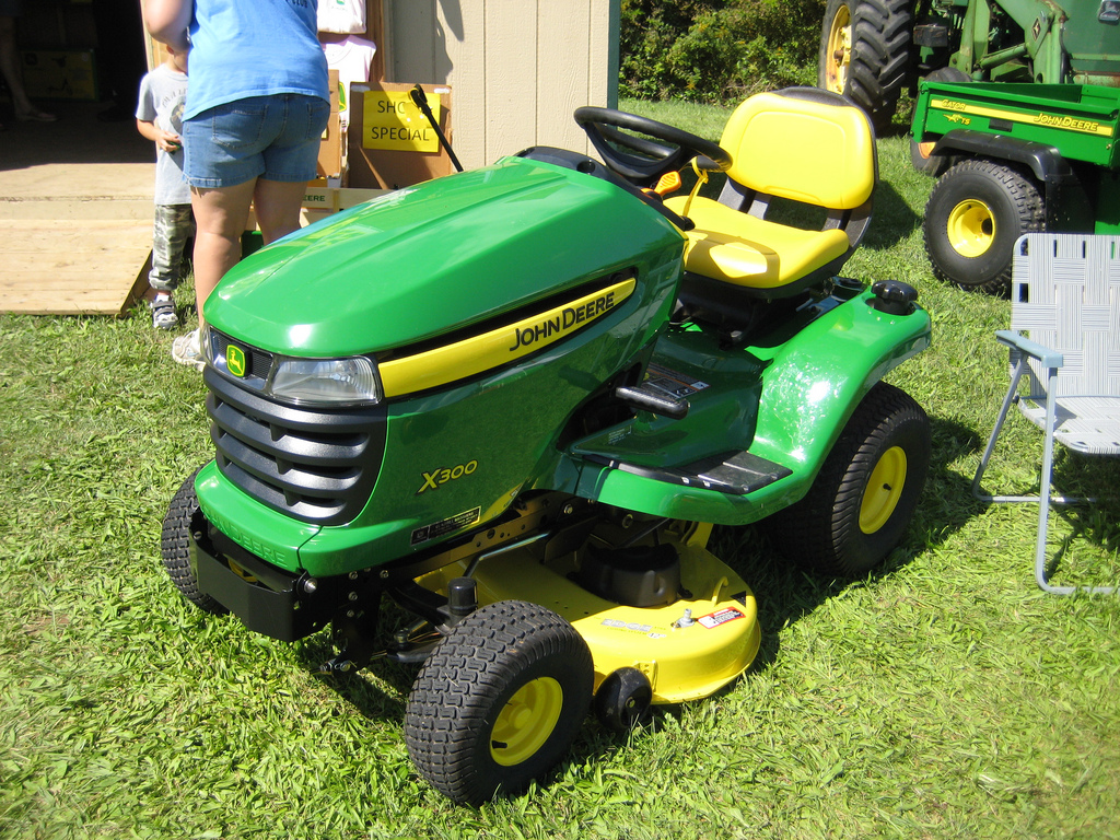 John Deere X300 Lawn Tractor - a photo on Flickriver