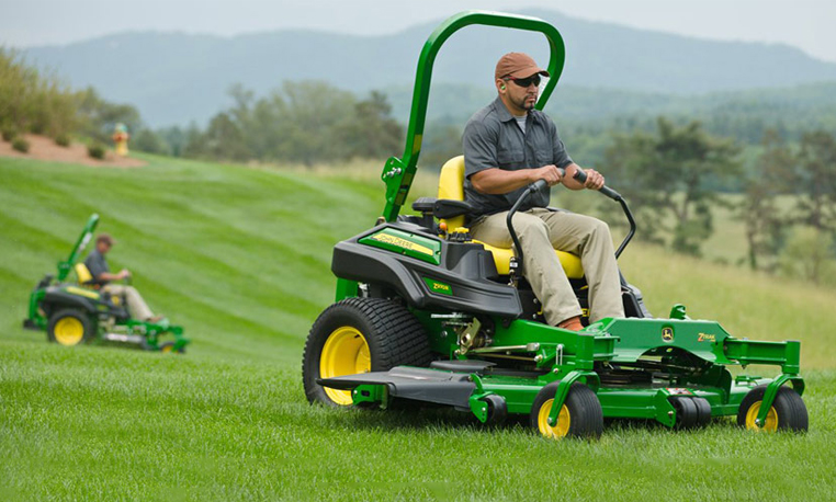 Landscape worker using a ZTrak Z900 R Series mower on a golf course