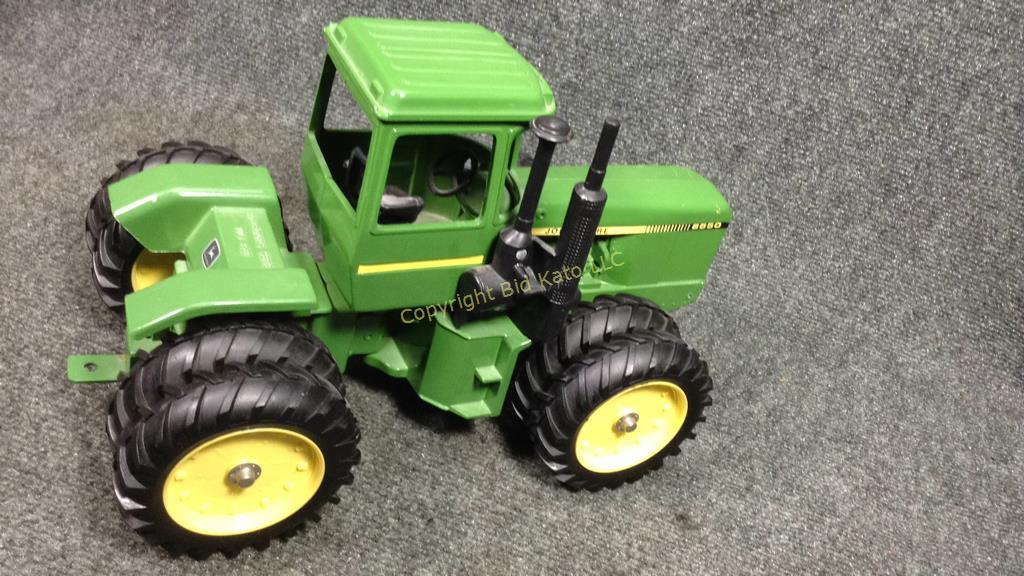 Ertl John Deere Collector's Series Tractor 8650