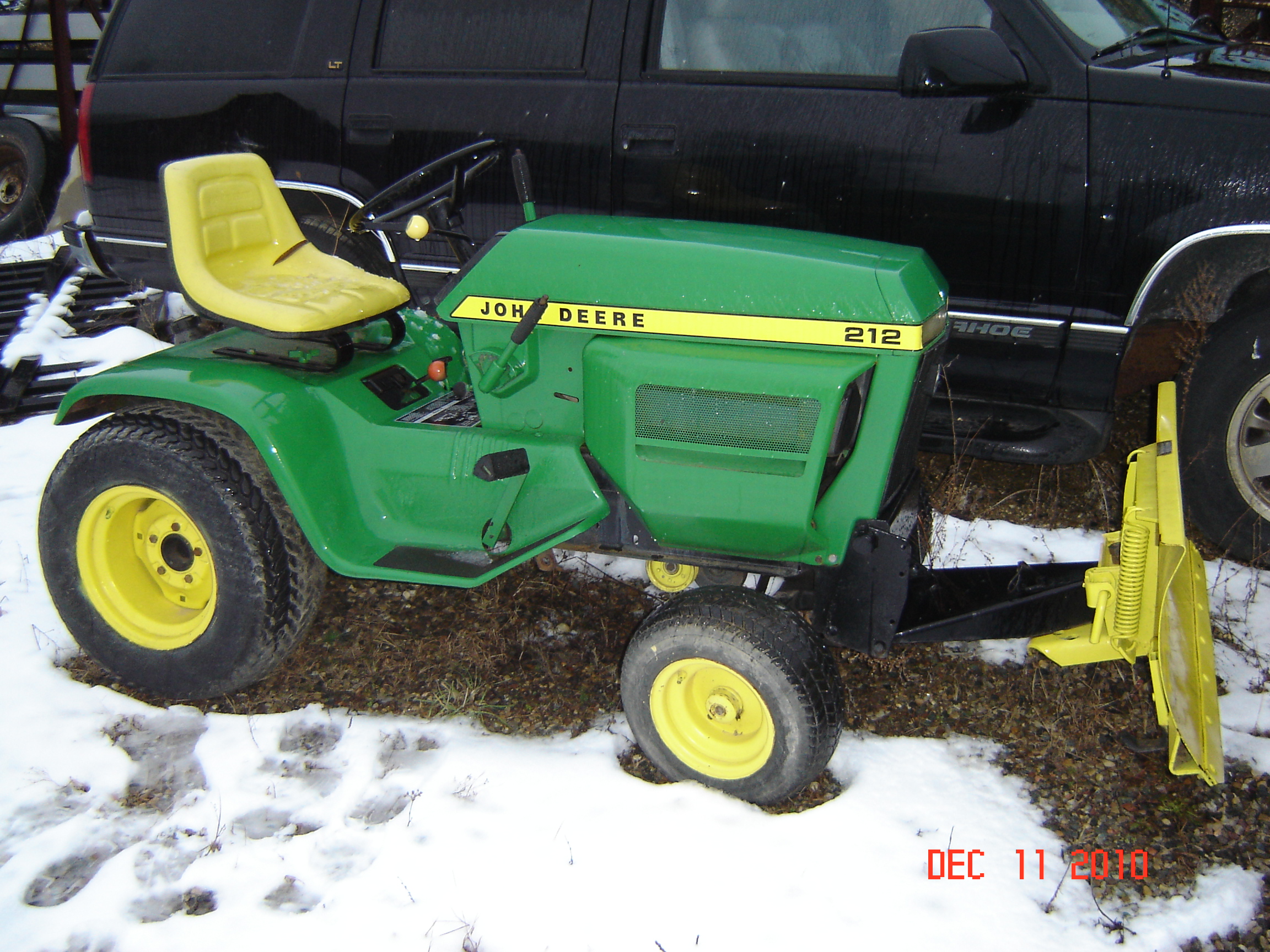 John Deere Lawn Tractor 212 submited images.