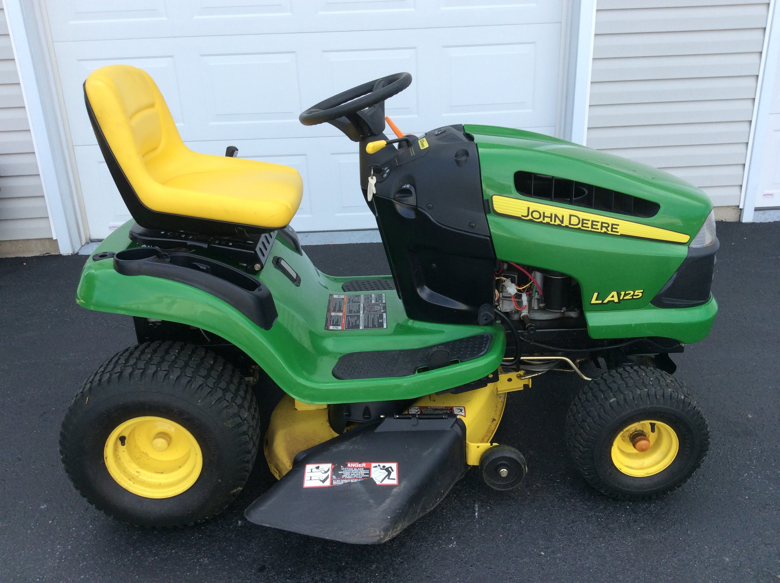 John Deere 100 Series Riding Lawn Mower (LA 125) - YouTube