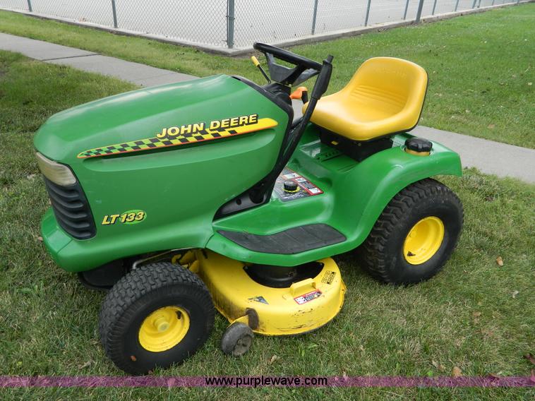 John Deere LT133 lawn mower | no-reserve auction on ...