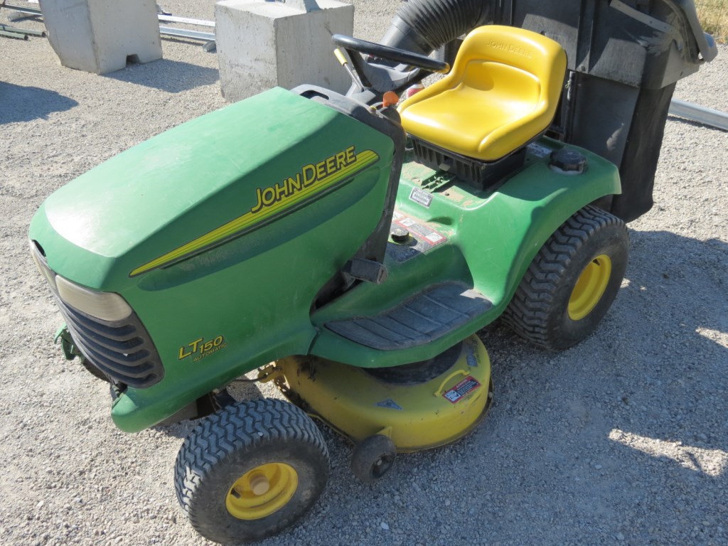 John Deere LT 150 Riding Lawn Mower