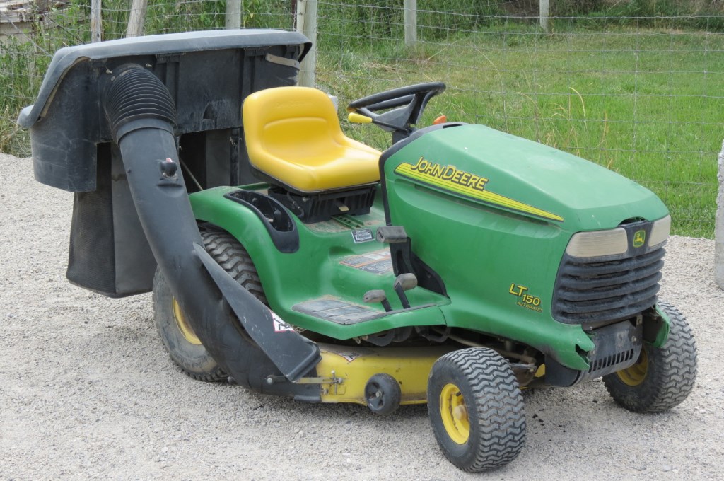 John Deere LT 150 Riding Lawn Mower