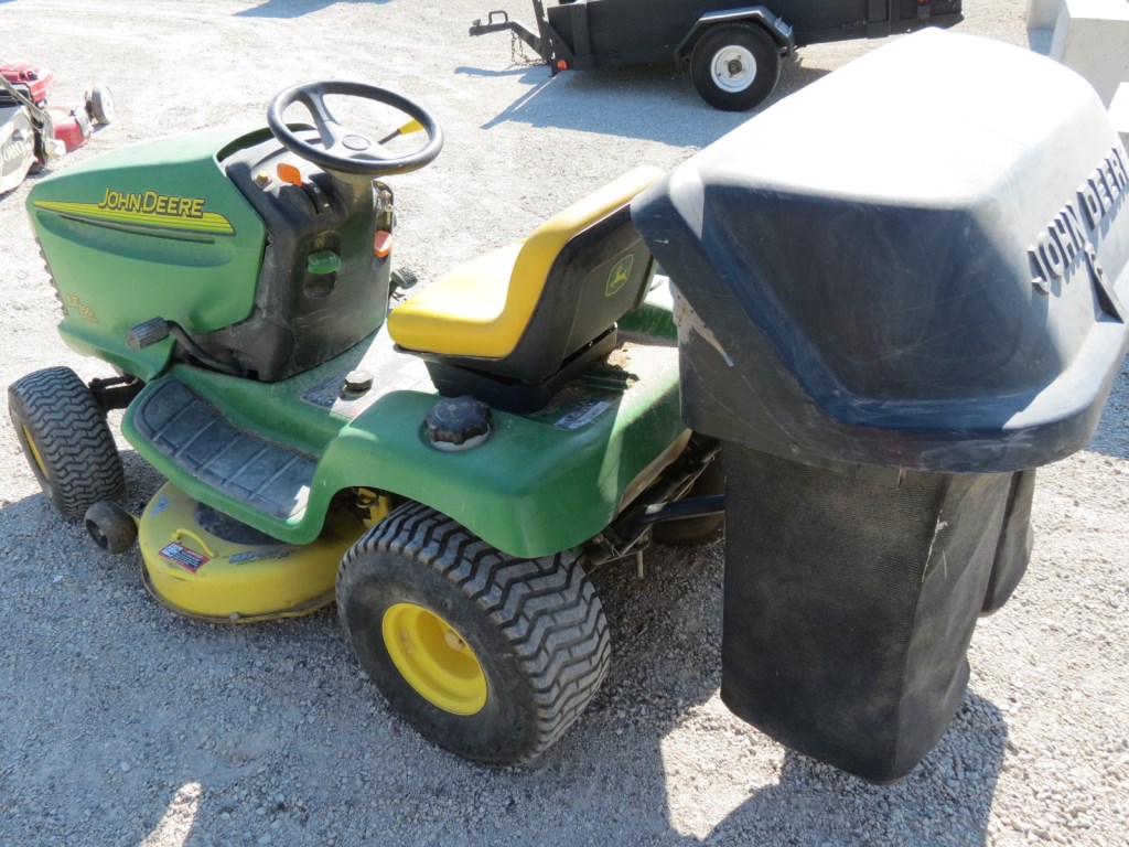 John Deere LT 150 Riding Lawn Mower