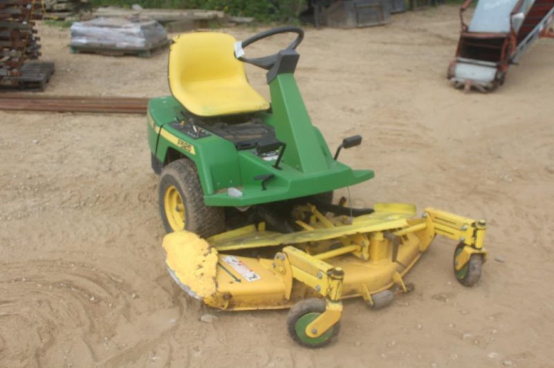 JOHN DEERE F525 RIDING LAWN MOWER