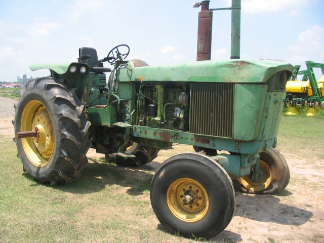 John Deere 4620 salvage tractor at Bootheel Tractor Parts