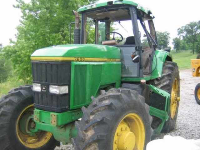 John Deere 7600 salvage tractor at Bootheel Tractor Parts