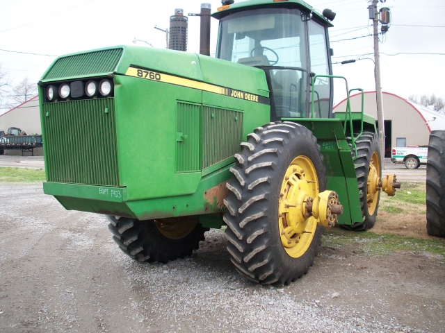 John Deere 8760 salvage tractor at Bootheel Tractor Parts