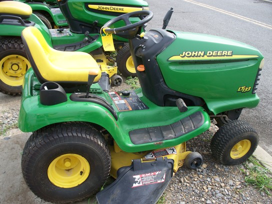 John Deere LT133 Lawn & Garden and Commercial Mowing ...