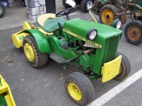 114: John Deere 110 Lawn and Garden Tractor Like New : Lot 114