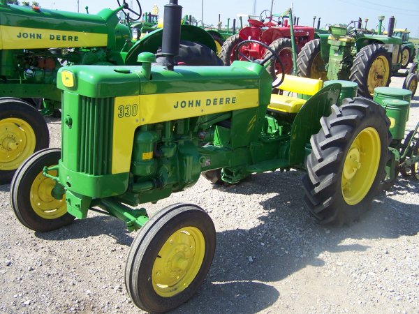 289: John Deere 330 Antique Farm Tractor : Lot 289