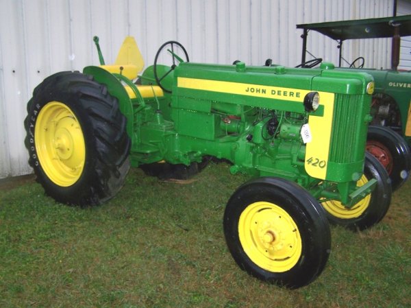 516: John Deere 420 Utility Tractor : Lot 516
