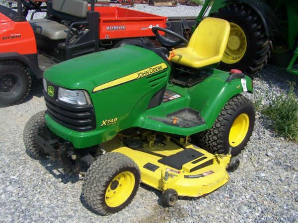136: John Deere X748 4x4 Lawn and Garden Tractor : Lot 136