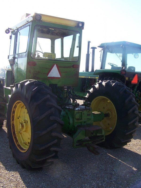597: John Deere 7020 Farm Tractor with Cab : Lot 597