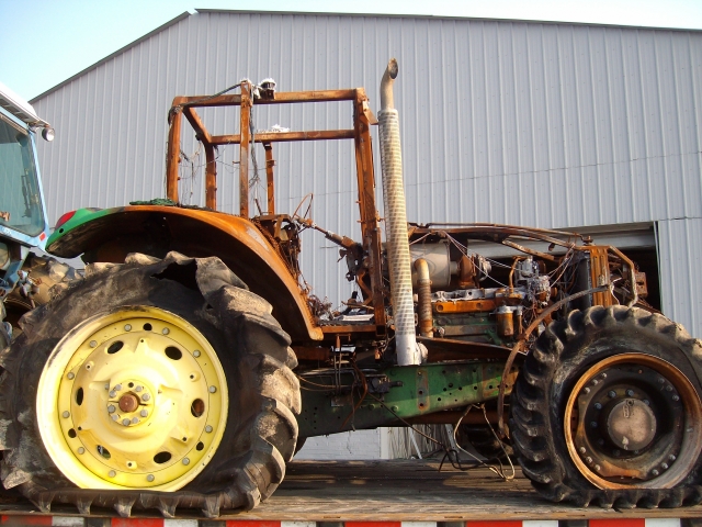 John Deere 7220 salvage tractor at Bootheel Tractor Parts