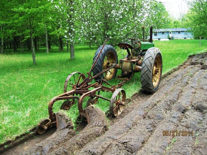 John Deere 4B plow - Yesterday's Tractors