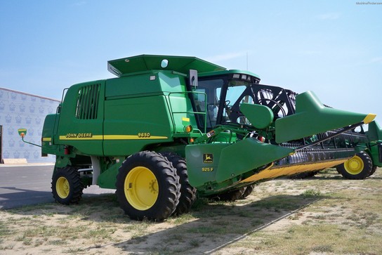 2002 John Deere 9650 WALKER COMBINE