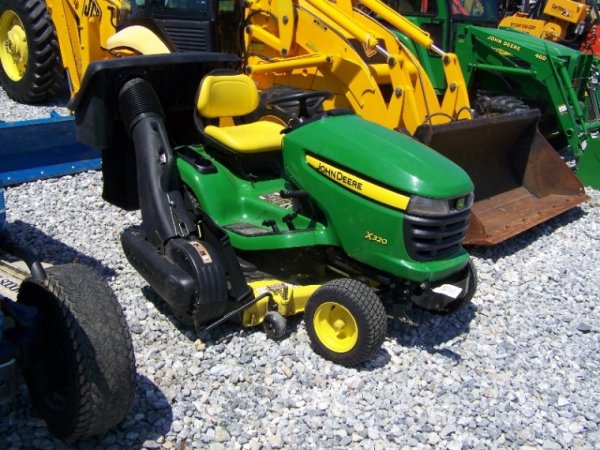 204: John Deere X320 Lawn & Garden Tractor w/ Bagger : Lot 204