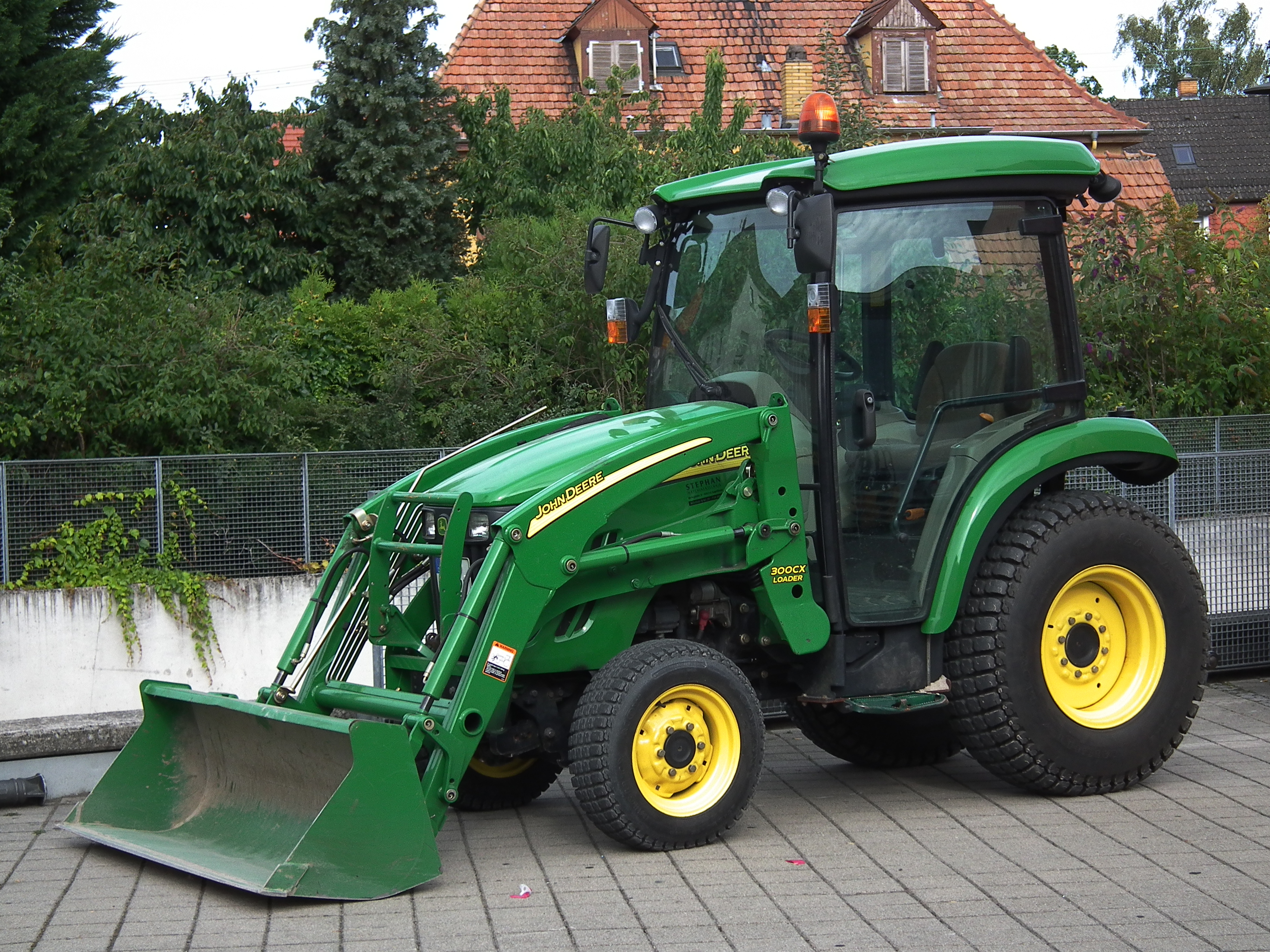 File:Kleintraktor John Deere 300CX Loader.JPG - Wikimedia ...