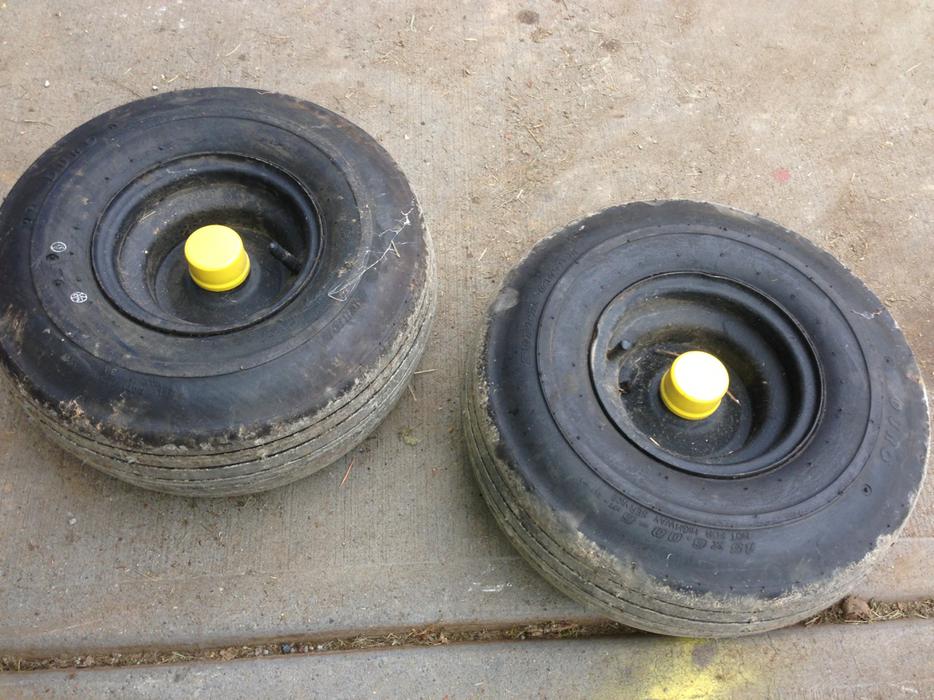 John Deere 185 Lawn Tractor Tires and Rims Central Saanich ...