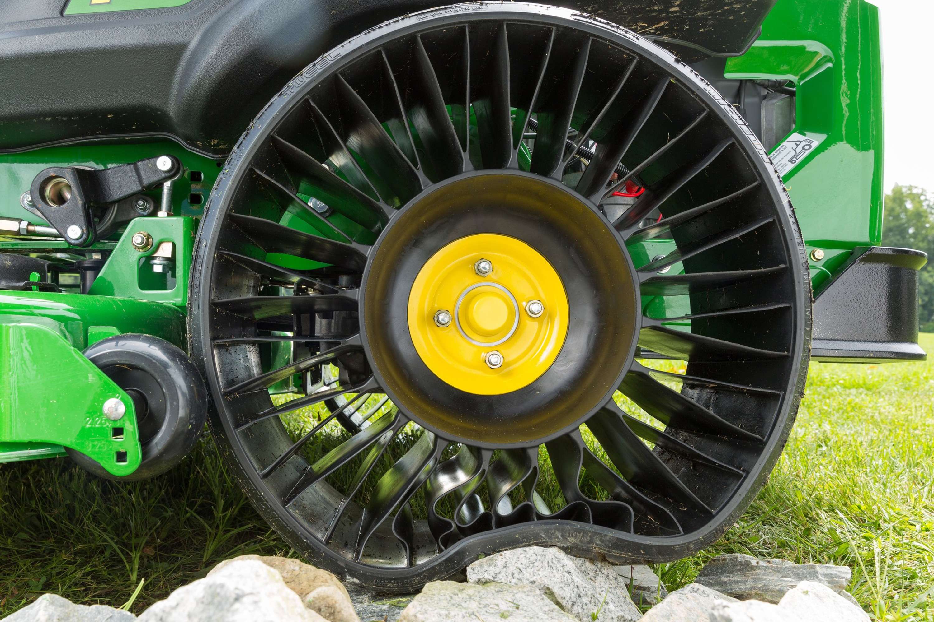 John Deere Unveils Z900 Series ZTrak™ with the Michelin® X ...