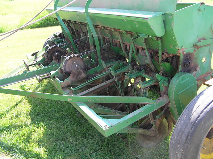 Old John Deere Van Brunt grain drill - Yesterday's Tractors