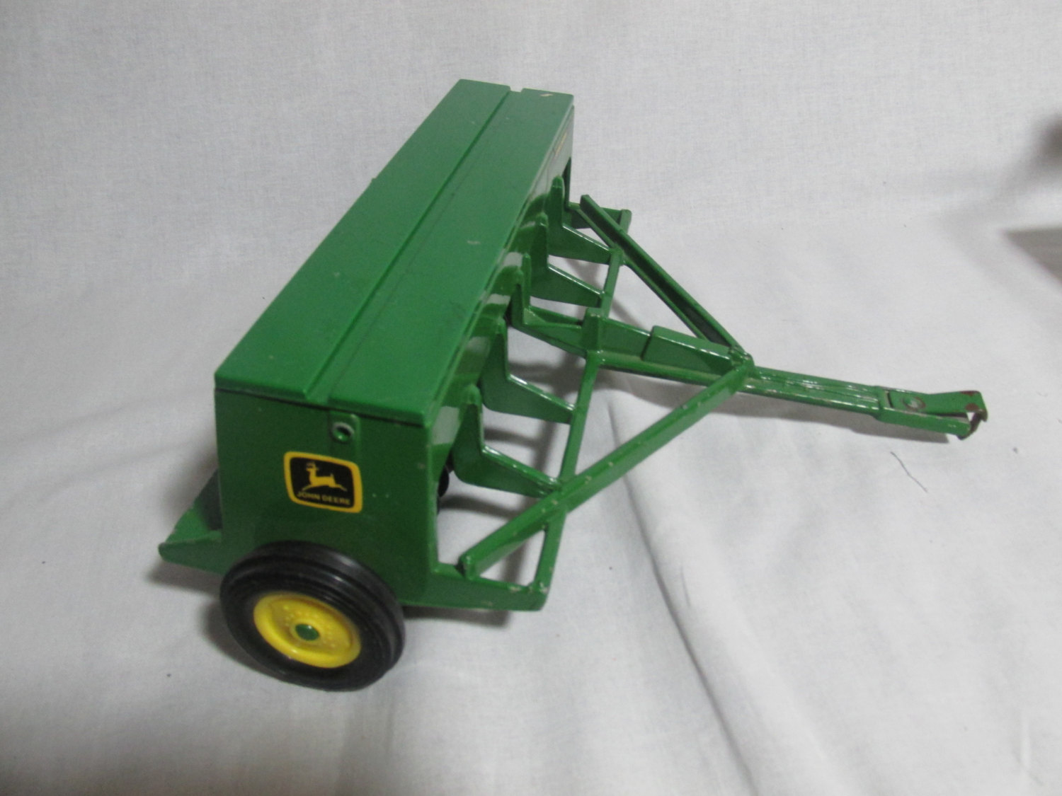 ERTL John Deere 452 grain drill in 1:16 scale toy