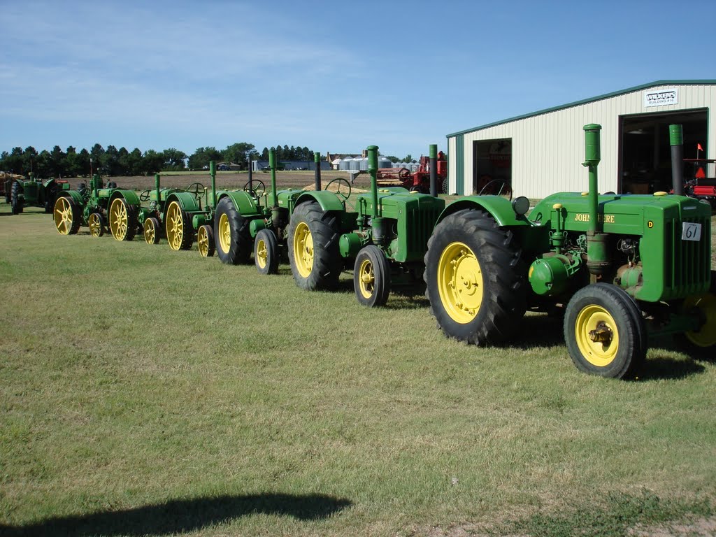 Panoramio - Photo of John Deere D tractors
