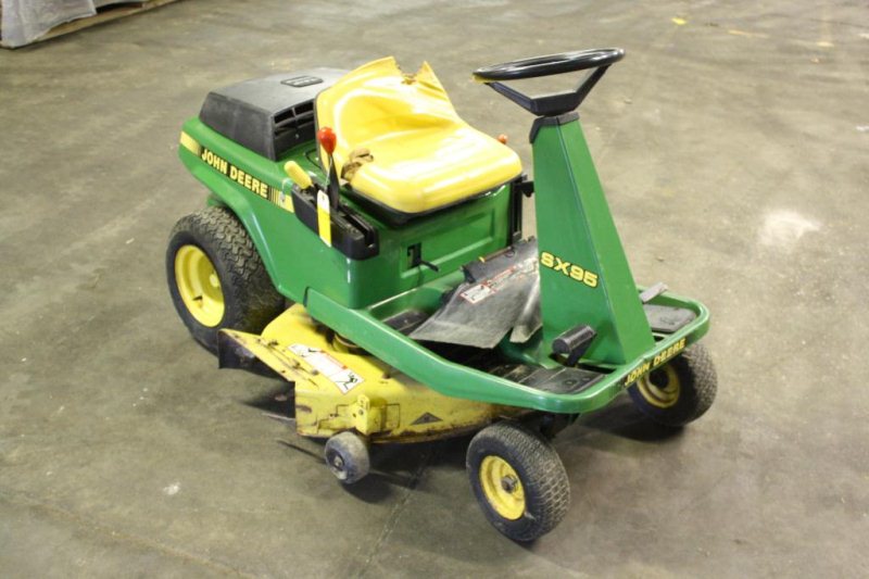 LOT #1223 - JOHN DEERE #SX95 RIDING LAWN MOWER