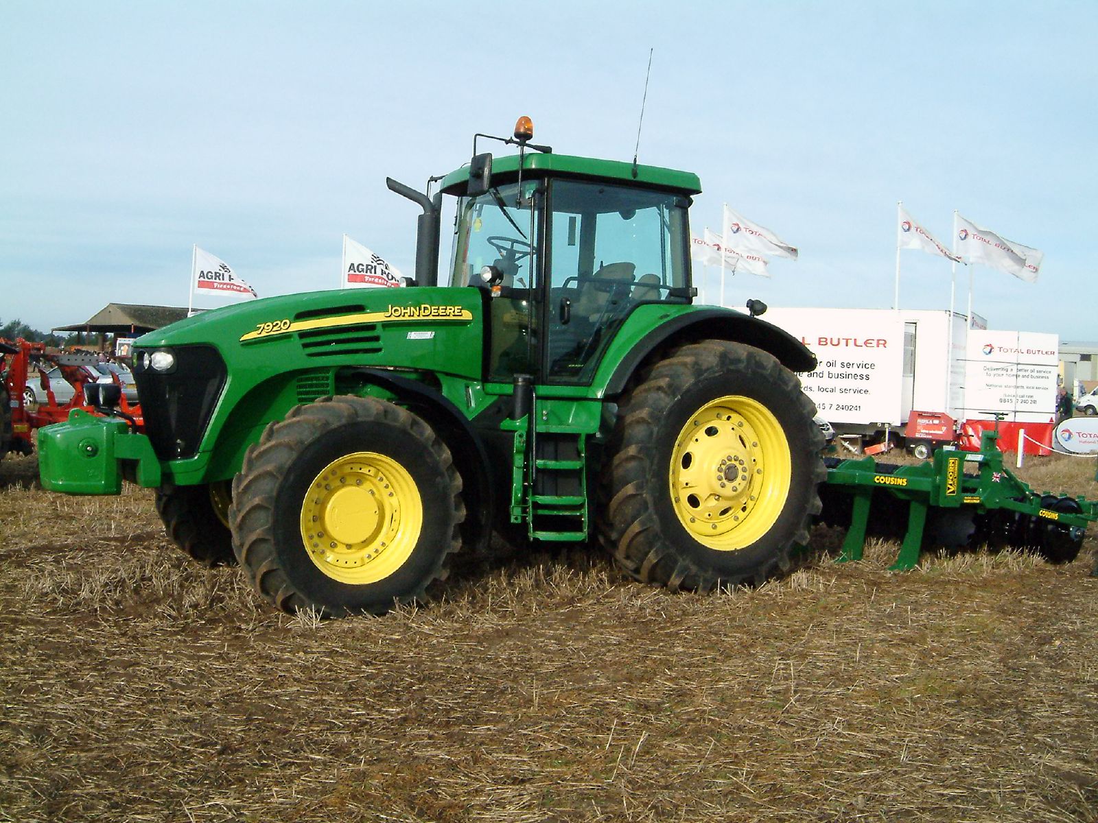 File:John Deere 7920 tractor.jpg - Wikimedia Commons