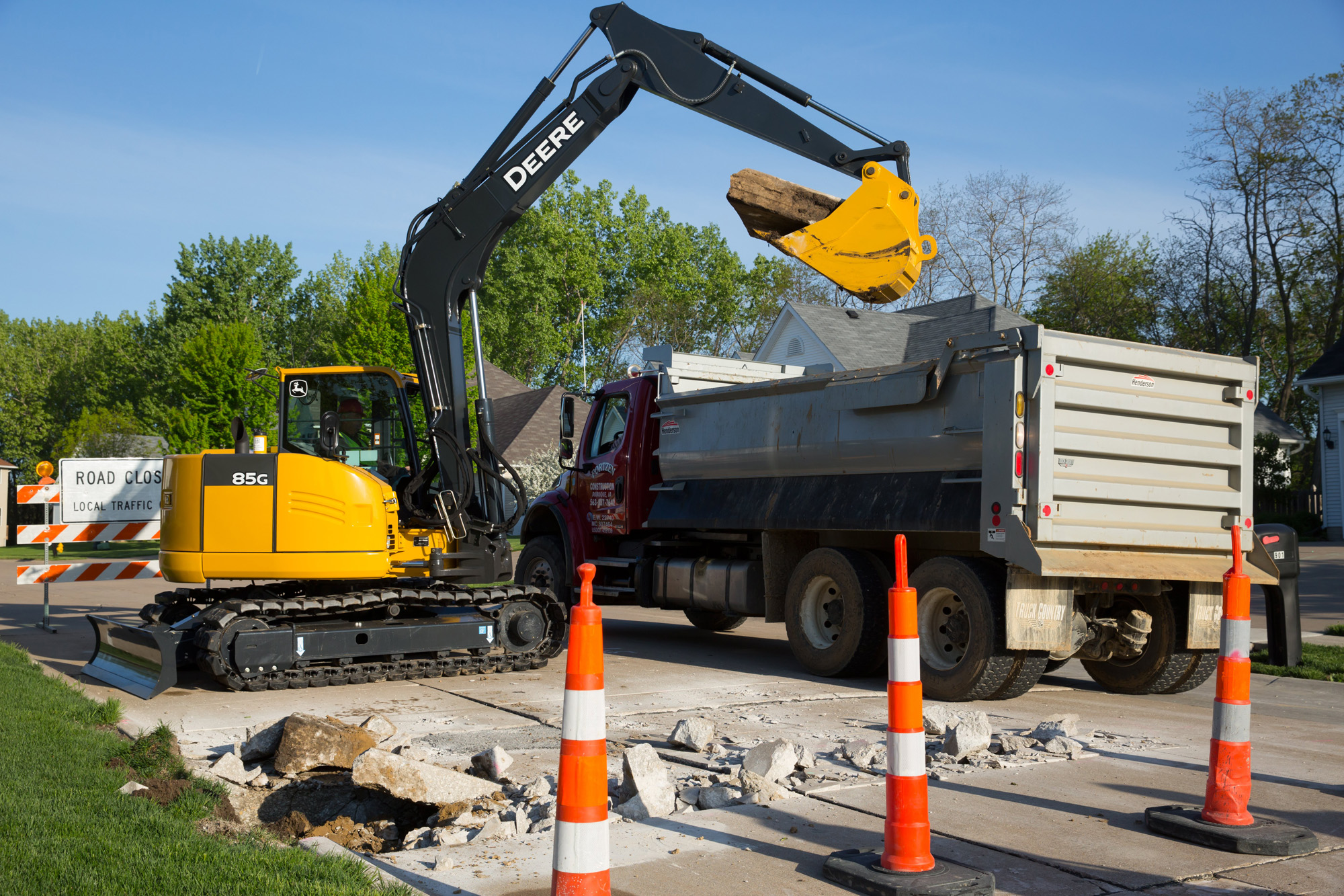 Fit in more productivity with the John Deere 85G excavator.