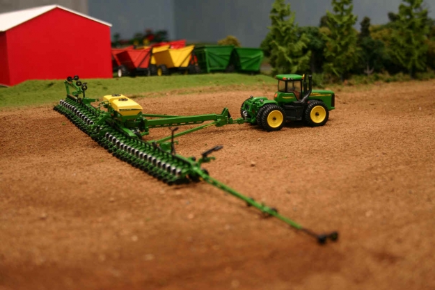 Like the real planter the 1/64 DB90's tool bar flexes to match the ...