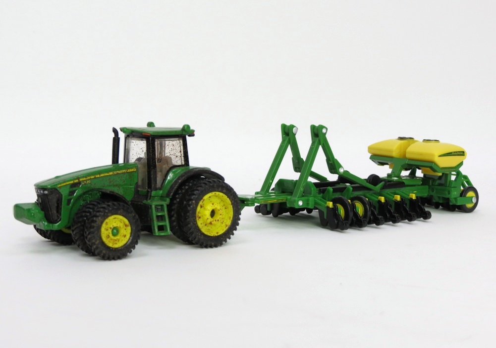 64 John Deere 16 Row 1770NT Planter w/ Center Tank by ERTL