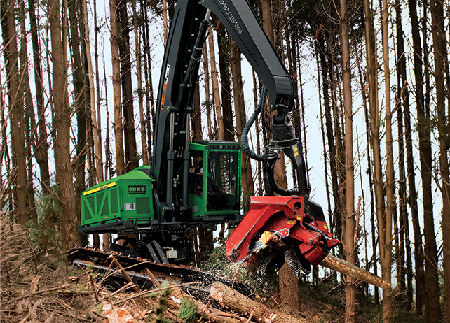 909MH Tracked Harvester with Waratah attachment cutting into a tree at ...