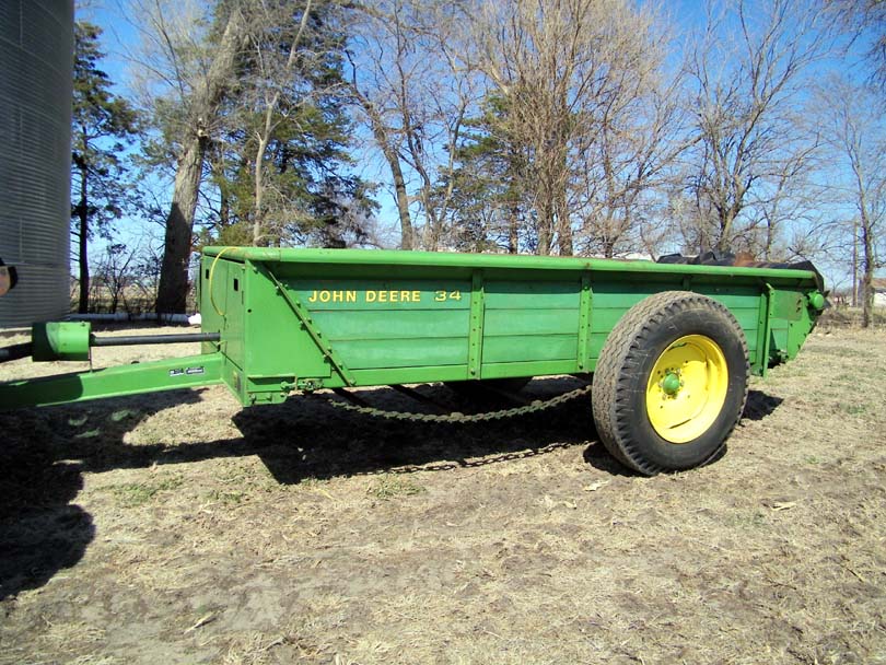 This John Deere 34 manure spreader sold for a new record high auction ...