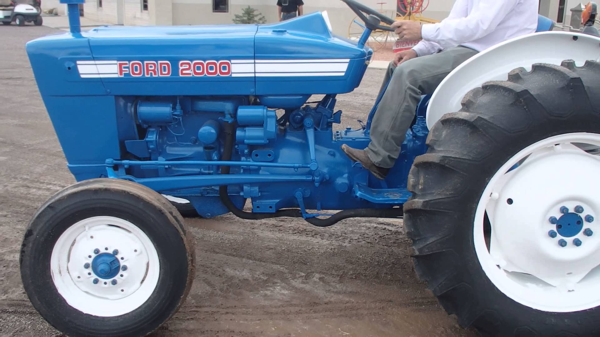 TRACTOR FORD 2000 - YouTube