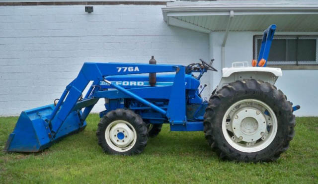 FORD 2110 4X4 DIESEL TRACTOR WITH LOADER