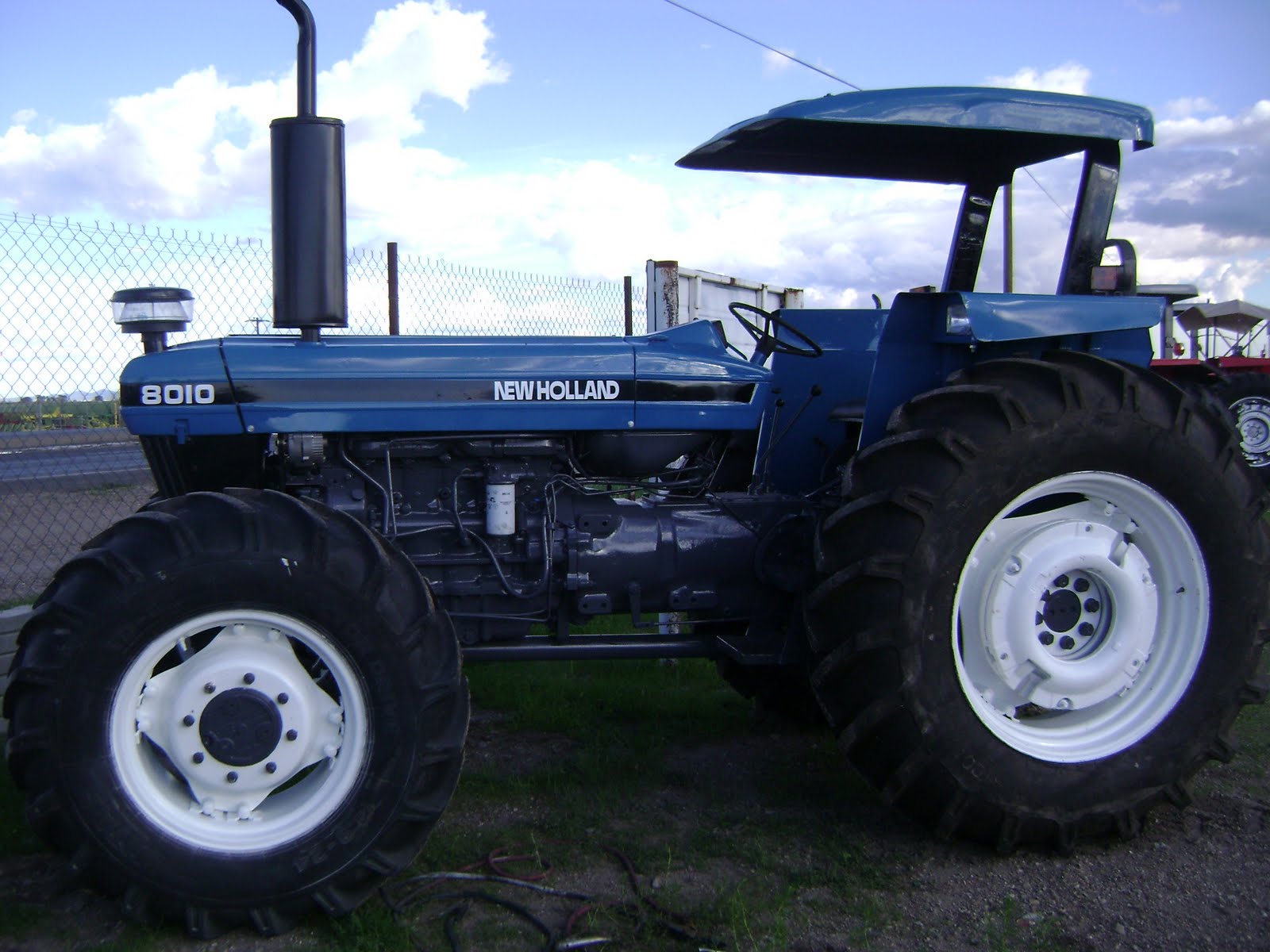 ... AGRICOLA INDUSTRIAL: Tractor Ford NH 8010 por $23000 dlls. (nak2400