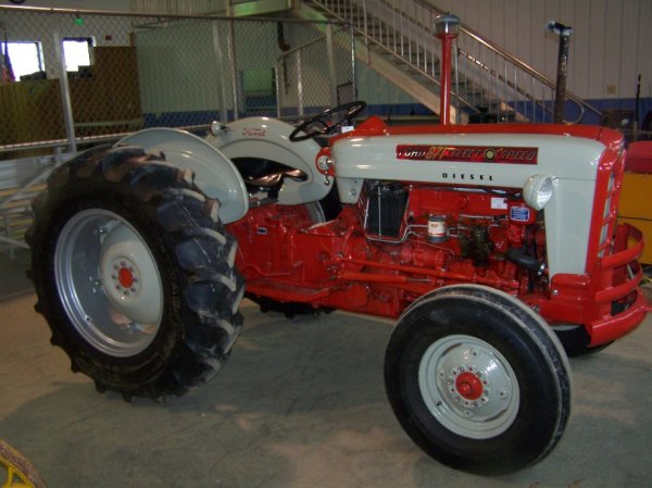 199: Ford 871 Diesel Antique Tractor Select O Speed : Lot 199