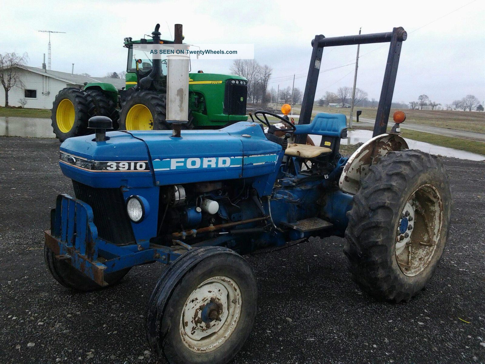 Tractor Ford 3910 Utility Tractors photo