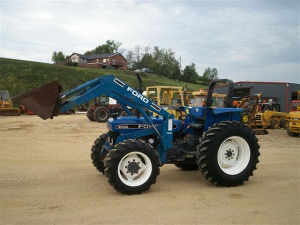 84: FORD NEW HOLLAND 4630 4WD TRACTOR W/LOADER : Lot 84