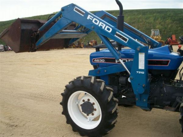 84: FORD NEW HOLLAND 4630 4WD TRACTOR W/LOADER : Lot 84