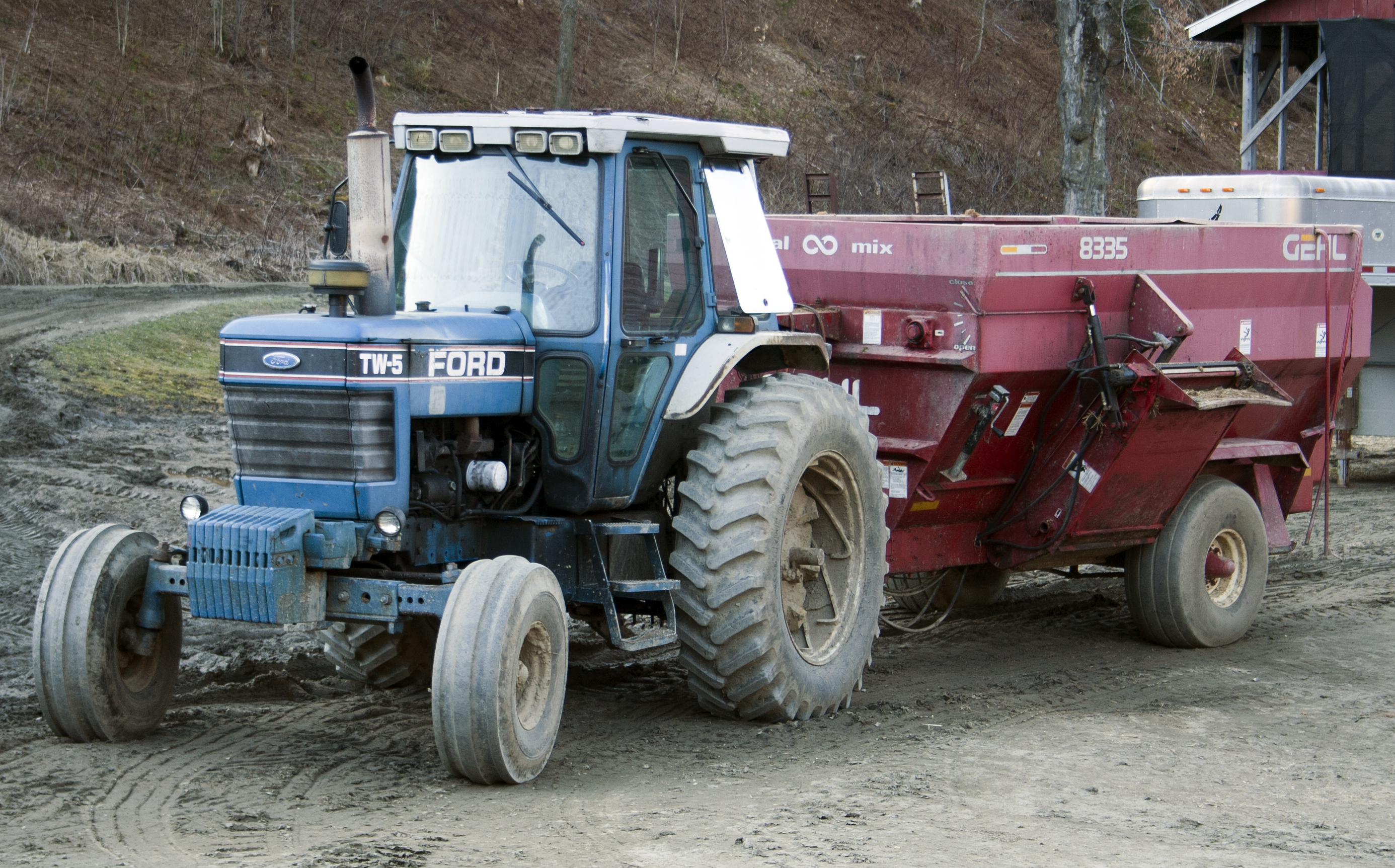 File:Ford TW-5 traktor.jpg - Wikimedia Commons