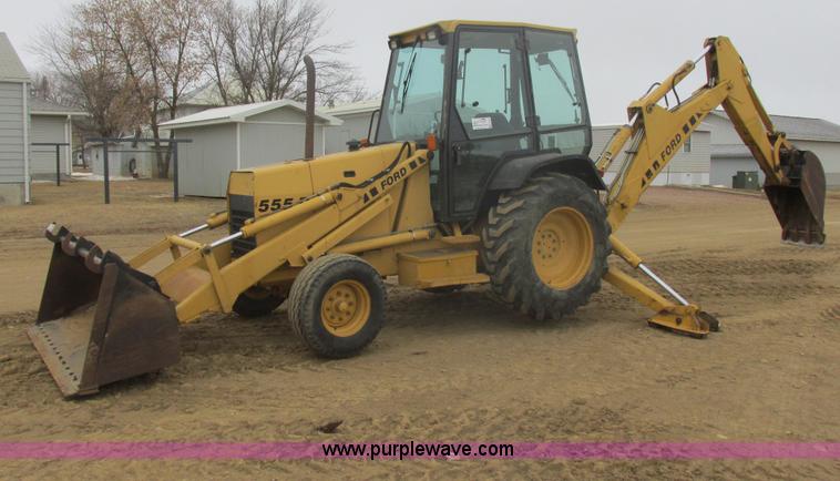 E5272.JPG - Ford 555D backhoe, 4,909 hours on meter, Ford three ...