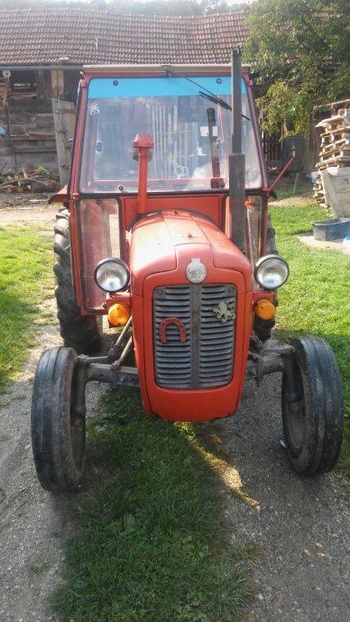 Prodajem traktor IMT 539 s kabinom.