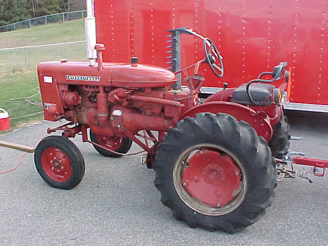 International Harvester Farmall Hi Clear 140 Antique tractor